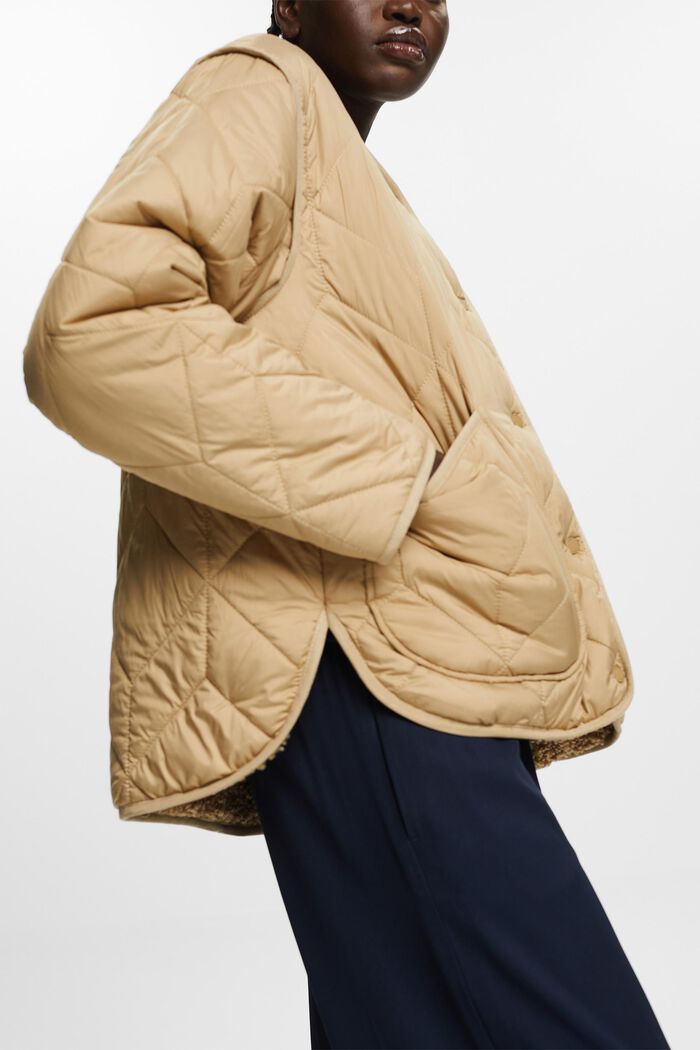 En matière recyclée : la veste matelassée doublée de peluche, KHAKI BEIGE, detail image number 4