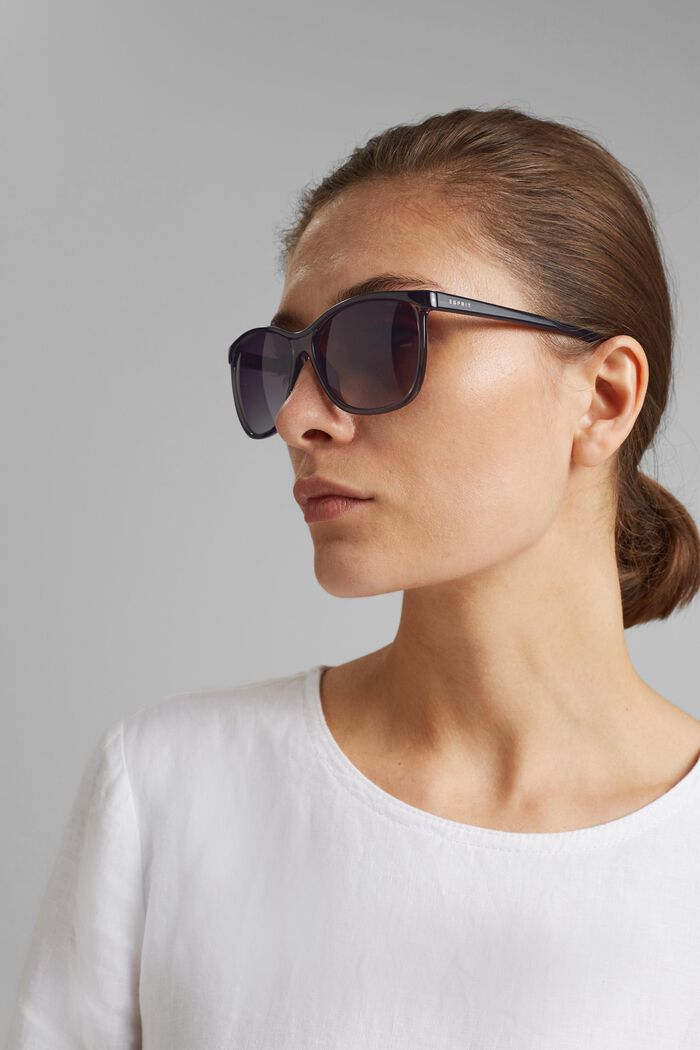 Sonnenbrille mit semitransparentem Rahmen