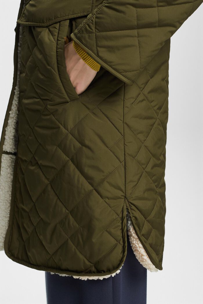En matière recyclée : le manteau réversible agrémenté de peluche, DARK KHAKI, detail image number 2