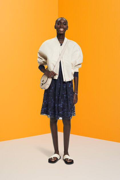 Mini-robe en dentelle 3D agrémentée de mesh à broderie florale