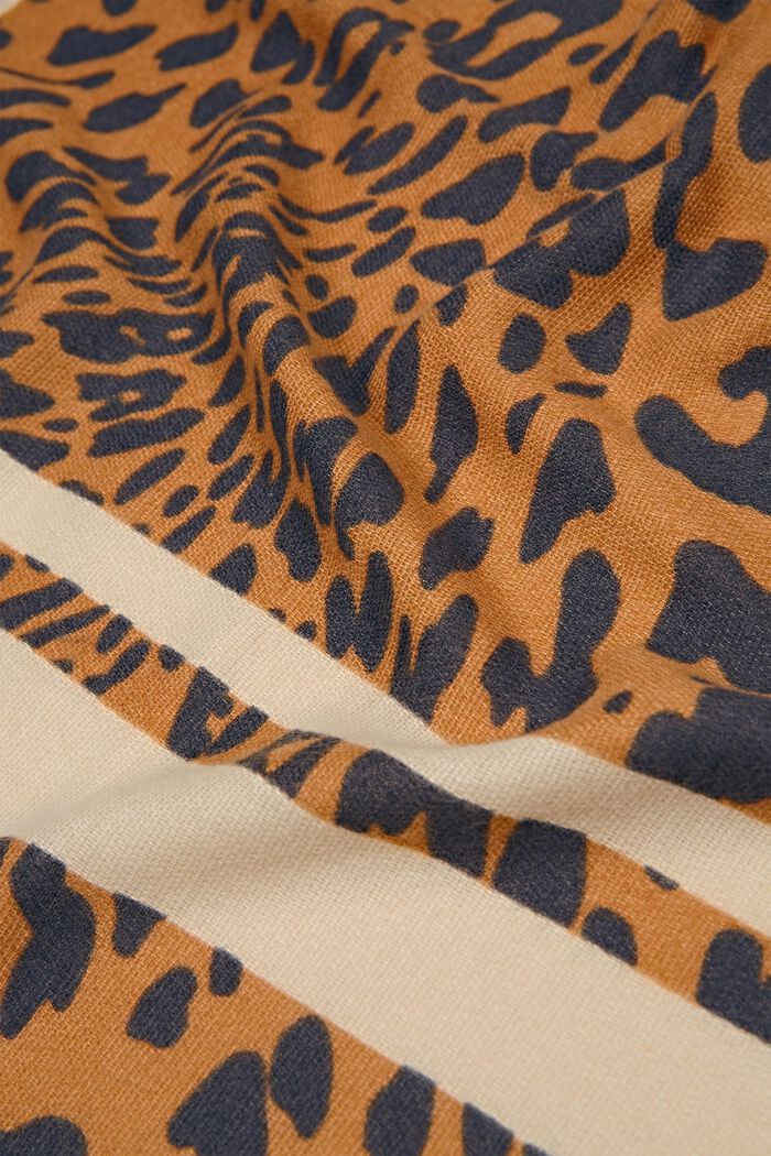 En matière recyclée : le foulard au look léopard, BARK, detail image number 1