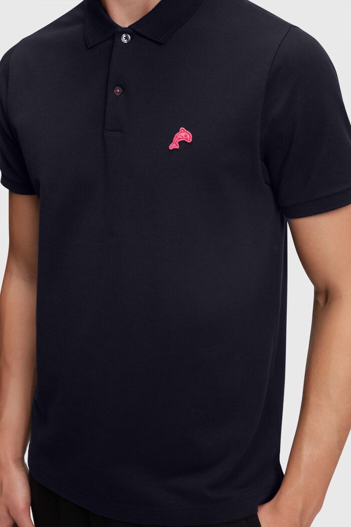 Klassisches Tennis-Poloshirt mit Dolphin-Batch, BLACK, detail image number 2